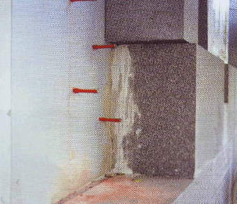 Vastag hőszigetelő réteg egy passzívház falán